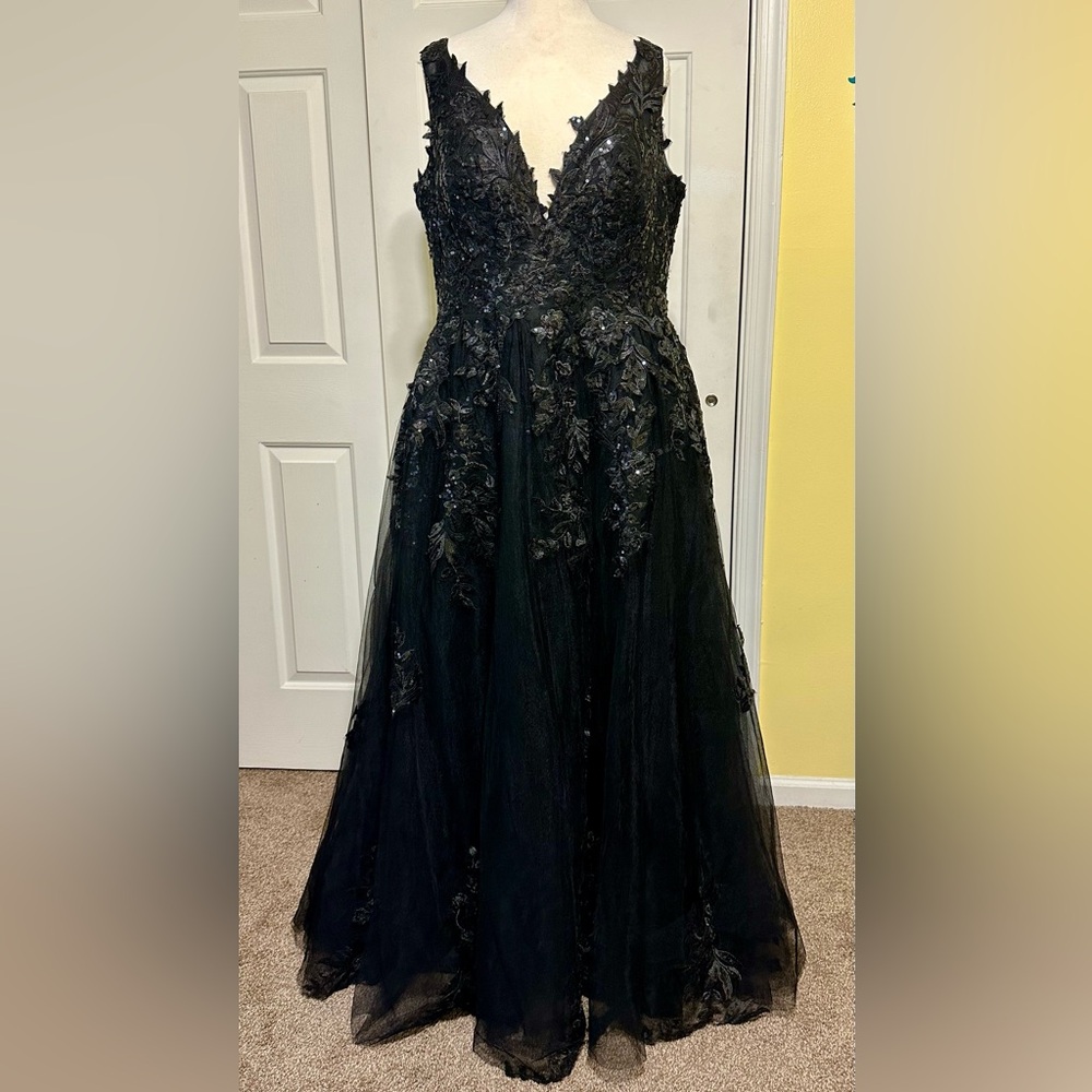 Belk Elegant Black Lace Appliqué Evening Gown, Size 14-16